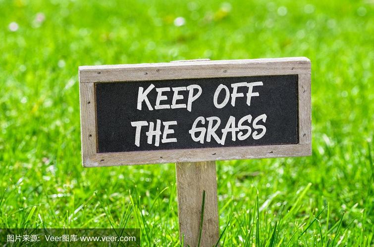 禁止践踏草坪的提示语英语怎么写,禁止践踏草坪的提示语英语怎么写的